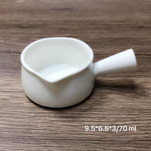 722748 (в уп.100шт.) - Соусник с ручуой 70мл. / HY [01046025] 722748 (в уп.100шт.) - Соусник с ручуой 70мл. / HY-38 /, материал: фарфор.