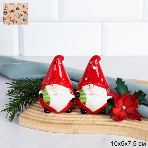 746894 (в уп.72шт.) - Набор для специй 2пр. Нового [01110458] 746894 (в уп.72шт.) - Набор для специй 2пр. Новогодний Гном / 24712 /, размер: 10х5х7,5см, материал: керамика.