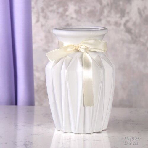 647692 (в уп.48шт.) -  Ваза 18см. с лентой / AB11W [01102618] 647692 (в уп.48шт.) -  Ваза 18см. с лентой / AB11W / белая, материал: керамика.