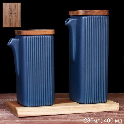 705656 (в уп.16шт.) - Емкость, набор 2шт. 280мл.+ [01107623] 705656 (в уп.16шт.) - Емкость, набор 2шт. 280мл.+ 400мл. на подставке для масла, жидких специй, соевого соуса / I9003-blue /, материал: керамика, дерево.