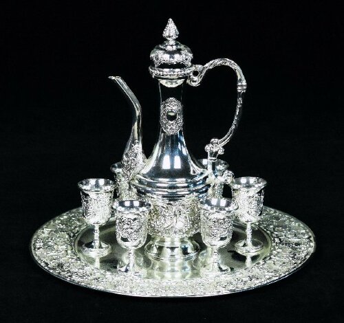 S1-061 (в кор.6наб.) - Коньячный набор 7пр. 31х31х [01020590] S1-061 (в кор.6наб.) - Коньячный набор 7пр. 31х31х27см.( Кувшин с крышкой, 6 рюмок, поднос.), материал: металл.