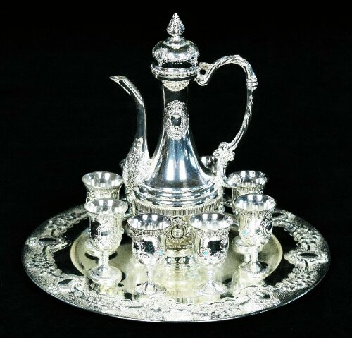 S1-148 (в кор.6наб.) - Коньячный набор 7пр. 31х31х [01013953] S1-148 (в кор.6наб.) - Коньячный набор 7пр. 31х31х27см. (Кувшин с крышкой, 6 рюмок, поднос.), материал: металл.