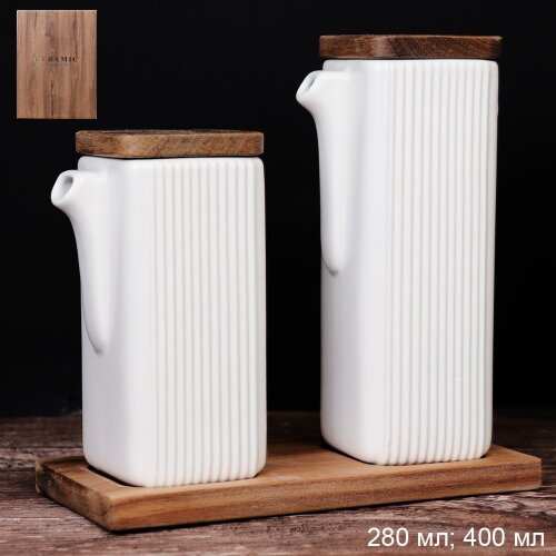 705651 (в уп.16шт.) - Емкость, набор 2шт. 280мл.+ [01107624] 705651 (в уп.16шт.) - Емкость, набор 2шт. 280мл.+ 400мл. на подставке для масла, жидких специй, соевого соуса / I9003-white /, материал: керамика, дерево.