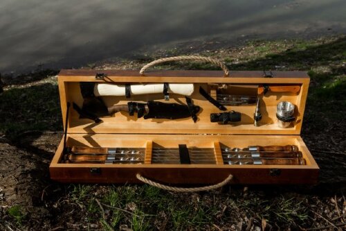 2К-688-2 (в уп.1шт.) - Набор шашлычный 24пр. в дер [01107114] 2К-688-2 (в уп.1шт.) - Набор шашлычный 24пр. в деревянном ящике большой+, Турист №5-2, полный ( 6 шампуров 680х450х12х3мм, топор, нож охотник, топорик-нож, стопки 4шт, зажигалка, фонарик.), материал: дерево, металл.