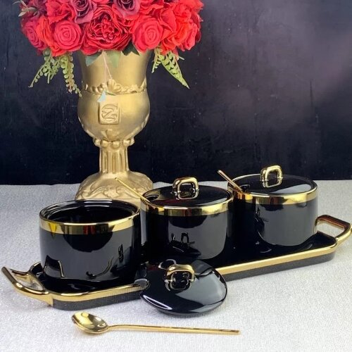 106-182 (в уп.20наб.) - Набор из 3 банок 260мл с л [01106002] 106-182 (в уп.20наб.) - Набор из 3 банок 260мл с ложками на подставке в подарочной упаковке, материал: фарфор.