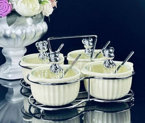 106-324 (в уп.12наб.) - Набор из 4 баночек 150мл. [01106023] 106-324 (в уп.12наб.) - Набор из 4 баночек 150мл. для специй с ложками на мет.  подставке в подарочной упаковке, материал: фарфор.