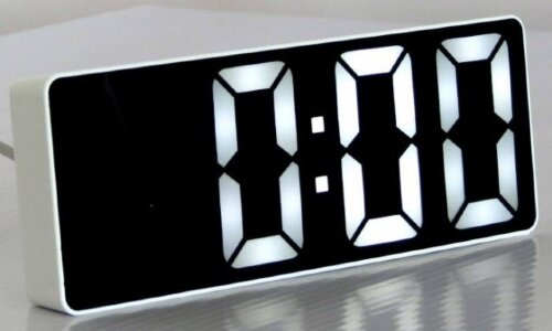 0712X бел-бел 6W (в кор.1шт.) - Зеркальные светоди [01102666] 0712X бел-бел 6W (в кор.1шт.) - Зеркальные светодиодные часы. С показаниями времени, даты и температуры, которые переключаются через каждые 15 секунд поочередно. Материал корпуса: пластик.  Материал экрана: акрил зеркальный. Габаритные размеры (ВхШхГ): 6,0 х 16,0 х 2,5 см. Питание: от любого источника с USB (кабель USB в комплекте), от сети 220 В через адаптер