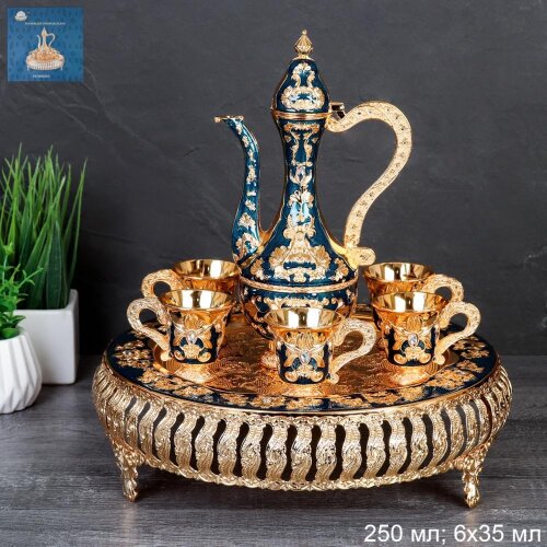 739751 (в уп.16наб.) - Коньячный набор 7пр. на под [01110676] 739751 (в уп.16наб.) - Коньячный набор 7пр. на подносе / 244-6-Gold-Blue / Сине-золотой (Рюмки 35мл. - 6шт, графин 250мл. - 1шт.), материал: металл.